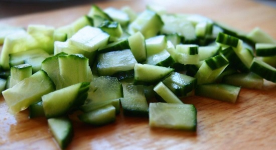 Свежий огурец промываем водой и измельчаем