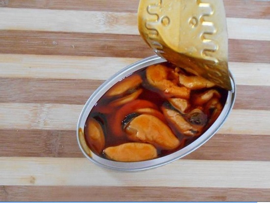 Открываем банку с маринованными мидиями