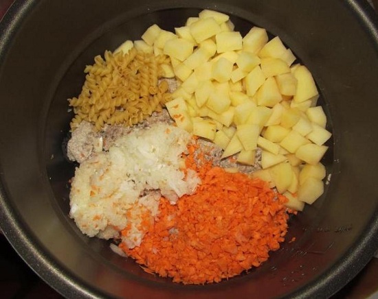 выложим макаронные изделия, картофель, морковь, лук