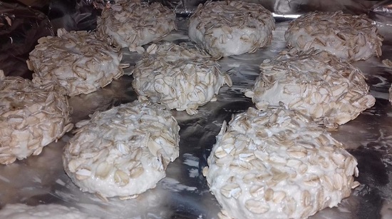 Заготовки сырников панируем в овсяных хлопьях