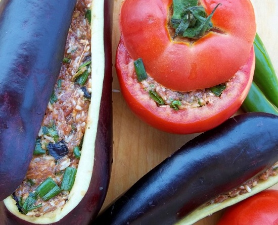  начиняем подготовленные томаты и баклажаны фаршевой смесью