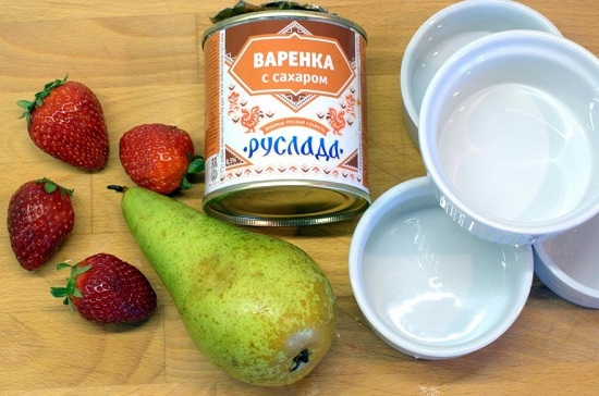 Груши и клубнику промываем и просушиваем