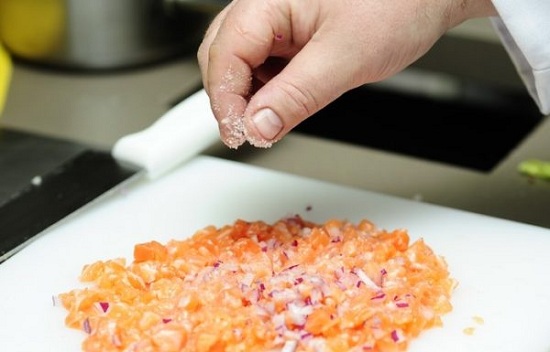 Введем перчик молотый, соль и масло