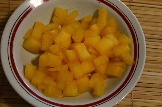 Нарезаем кабачковую мякоть кубиками