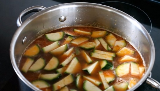 Добавляем томаты, сельдерей, колбасу