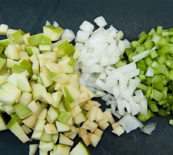 Очистим от семян яблоко