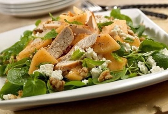 Салат с дыней и курицей