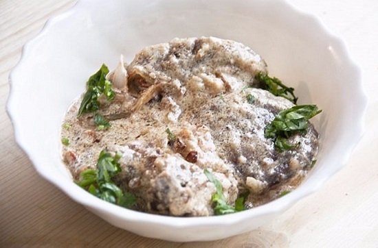 печень, тушенная в сливочном соусе