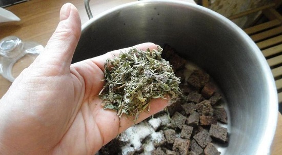 Добавляем 2 ст. л. любых на выбор сушеных трав