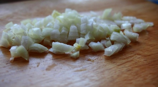 Шинкуем половину луковицы