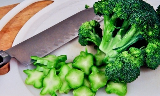 С брокколи срежем жесткие части