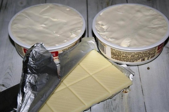 Сыр «Маскарпоне» выкладываем