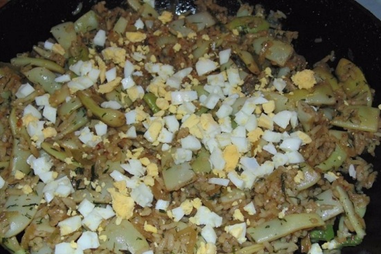 Выключаем конфорку и выкладываем в сковороду яйца