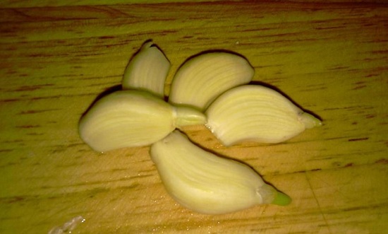 зубки очищаем от шелухи