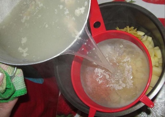 Заливаем все ингредиенты бульоном