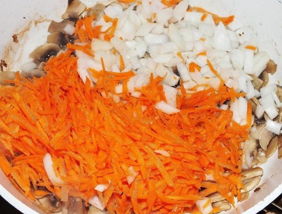 Выкладываем овощи с грибами и пассеруем