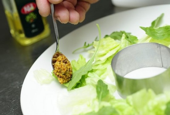 подать тартар можно с помощью кулинарного специального кольца