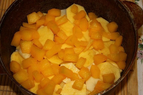 Кабачки добавляем в жаровню