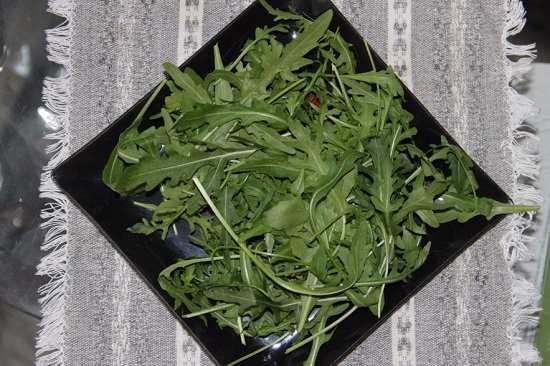 Рукколу измельчаем