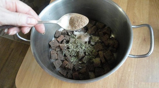 Высыпаем к сухим ингредиентам порошкообразную корицу