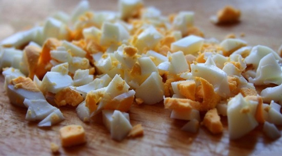 куриные яйца нарезаем кубиками