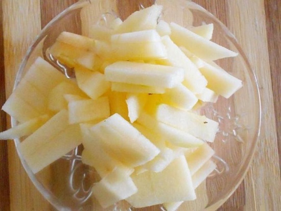 Нарезаем яблочную мякоть брусочками