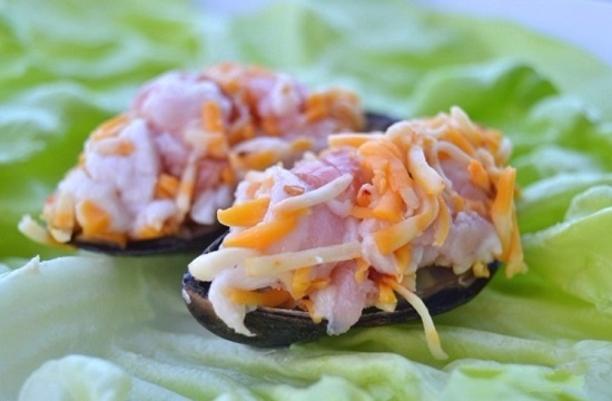 Полученную массу распределяем поверх мидий