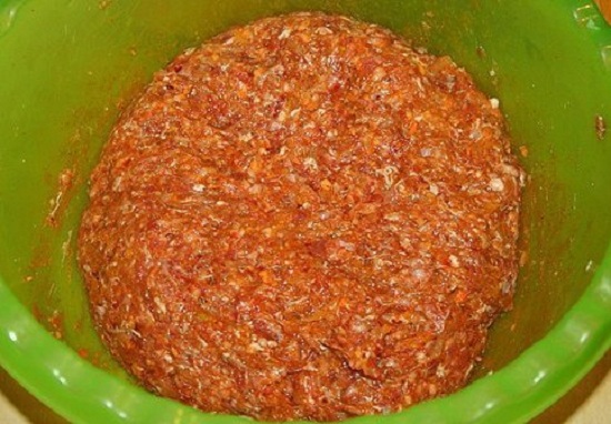 В говяжий фарш добавим яйцо, парику и соль