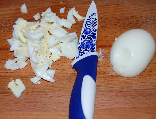 нарезаем яйца кубиками