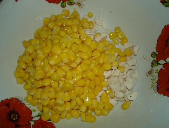 Соединяем в глубокой чаше измельченные крабовые палочки