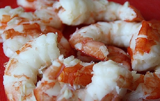 Нарезать креветки