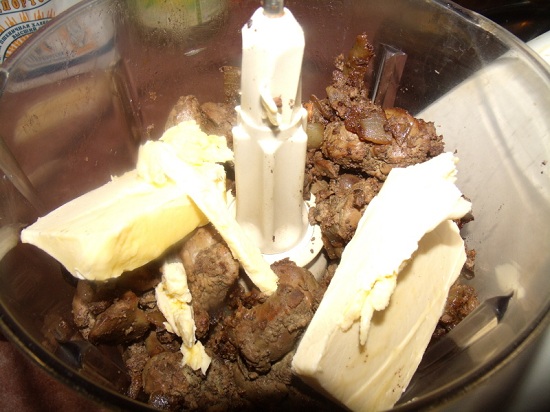 В емкость блендера выложим печень