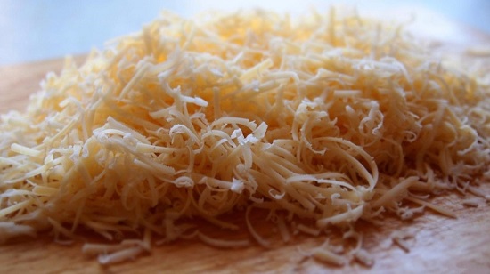 Твердый сыр натираем на меленькой терке