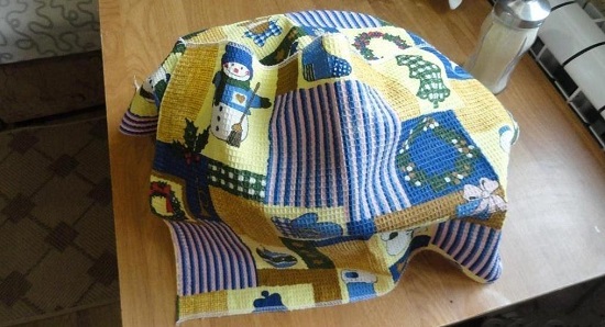 Накрываем кастрюлю сухим полотенцем