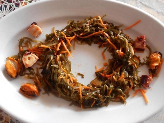 Добавляем мидии и измельченное мясо осьминога