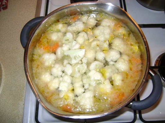 Капусту разбираем на соцветия и добавляем в суп