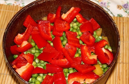 Выкладываем нашинкованный перец