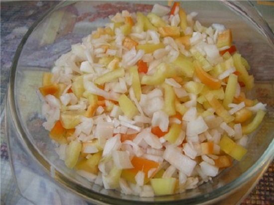 Сверху распределим овощи