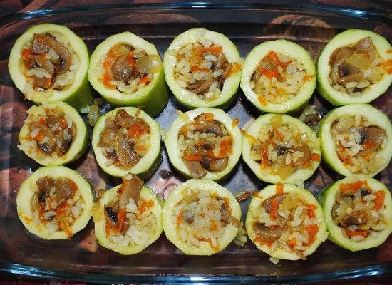 Наполняем кабачки приготовленной начинкой