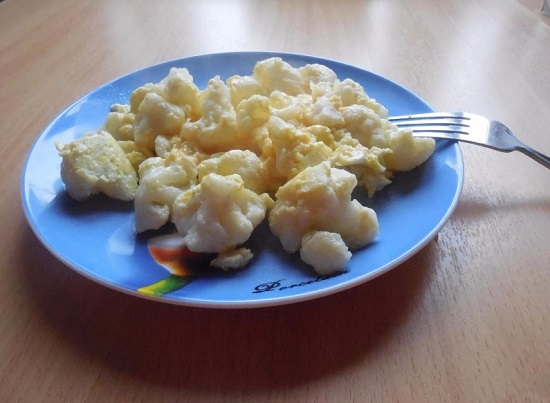 Цветная капуста с яйцом на сковороде