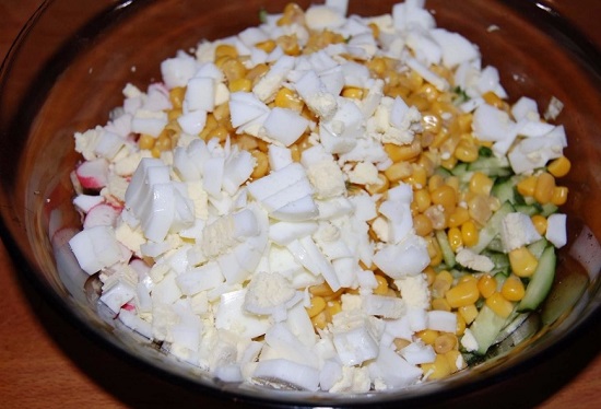 измельченные яйца в салат