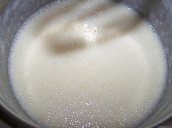 Добавляем в приготовленную рисовую кашу желтковую массу