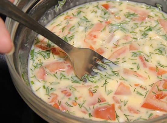 Хорошенечко размешаем заготовку омлета