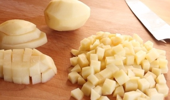 картофельные клубни шинкуем кубиками
