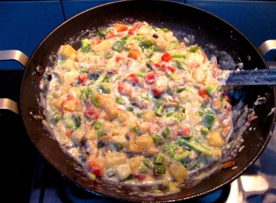 соусом заливаем овощи