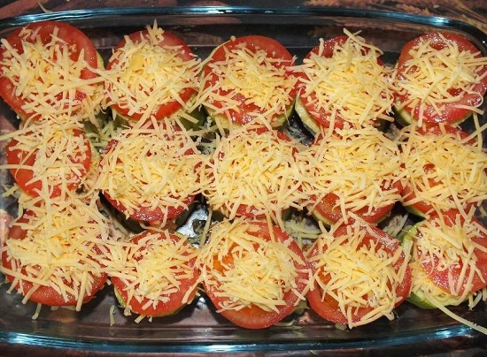 из кабачка выкладываем дольку помидора