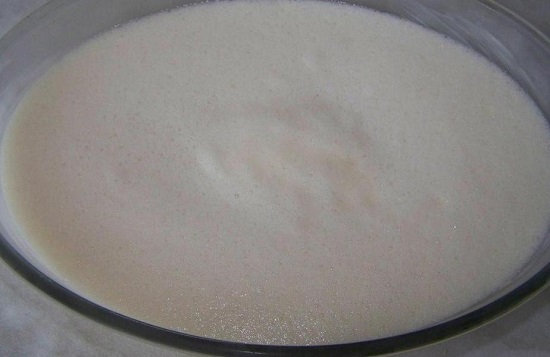 аккуратно лопаткой выкладываем белковое суфле