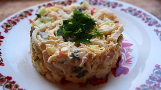 Салат из кальмаров, яиц и огурцов