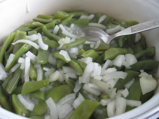 Лук можно добавлять в блюдо