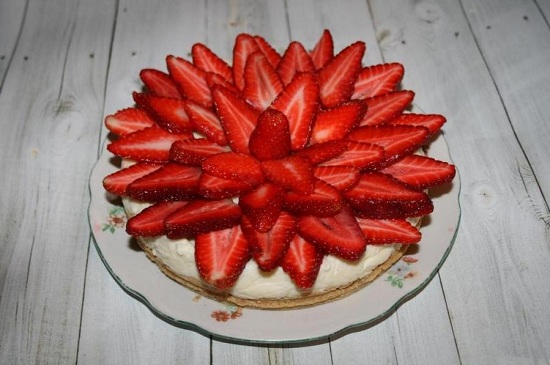 Украшаем клубникой чизкейк